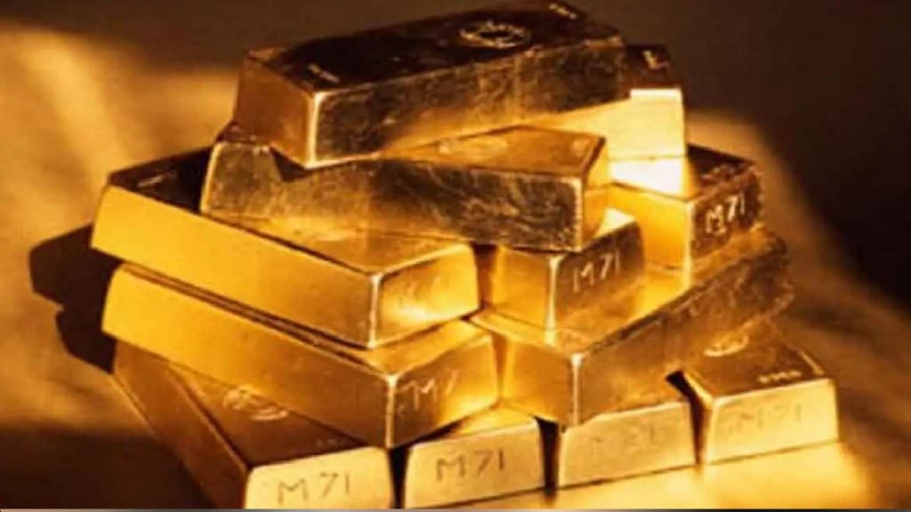 Gold prices hit highs in gold market in Delhi