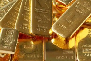 Gold Hits All Time High, 2400.35 doller an Ounce, global market gold price, global market gold high, all time gold high in world, Global Economic Uncertainty , gold,finance news, finance article, marathi news, vietnam, america,
