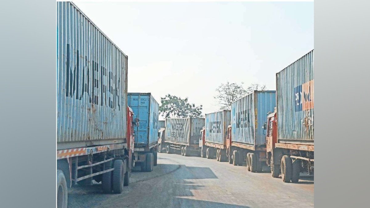 uran, irresponsible, heavy vehicle parking, cause accident, jnpt palaspe national highway, marathi news,