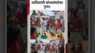 vijay wadettiwar dancing adivasi tredination in election campaign
