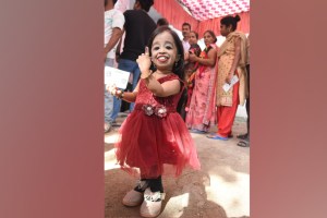 Nagpur, Jyoti Amge, World's Shortest Woman, World's Shortest Woman voting, World's Shortest Woman in nagpur, lok sabha 2024, polling day, nagpur news, guinness book