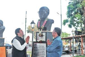 minister mangal prabhat lodha pay tribute to ramnath goenka