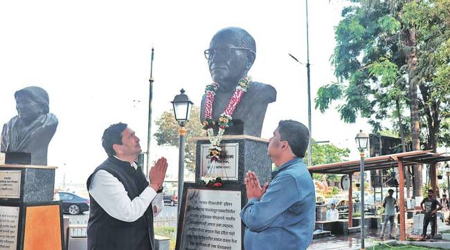 minister mangal prabhat lodha pay tribute to ramnath goenka