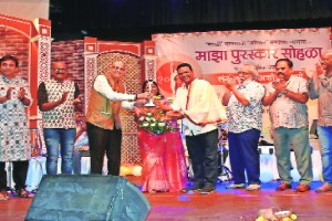 Senior colorist Ashok Mulye majha puraskar award ceremony