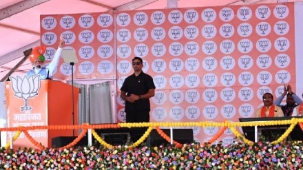 pm Narendra Modi, pm Narendra Modi Vows to Protect Constitution, karad public meeting, Narendra Modi Rejects opponents allegation, Narendra modi in karad, Narendra modi campaign for udyanraje Bhosale, satara lok sabha seat, lok sabha 2024, Narendra modi criticize congress, Narendra modi,