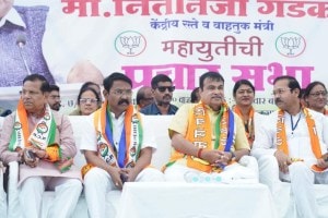 in Bhandara Campaigning Raises Questions on Nitin Gadkari that doing Self Promotion or candidate sunil mendhe s pramotion