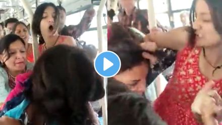 two women fighting for seats in Delhi bus shocking video goes viral on social media