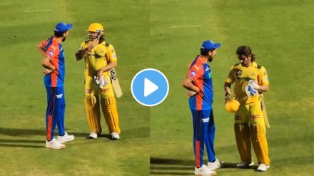 MS Dhoni removed his helmet when fans asking for it
