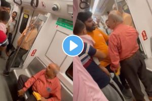 an Old uncle and a young boy inside Delhi metro over seat issues