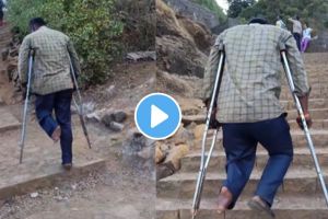 a Disabled man climbs kille raigad