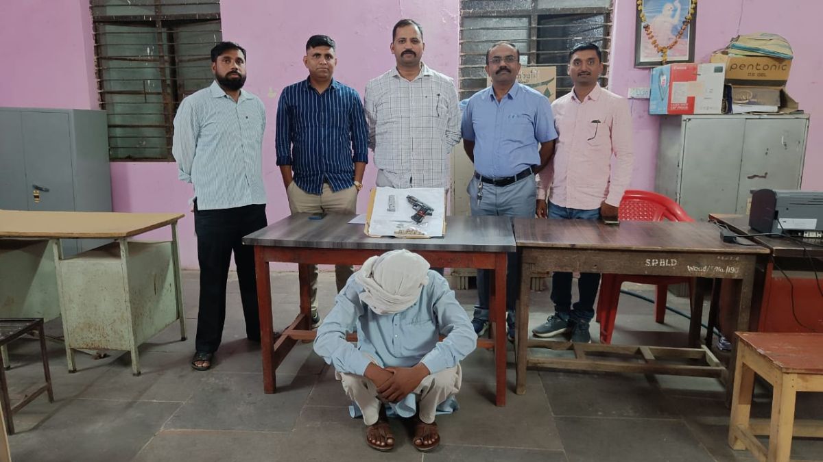 One pistol with 17 live cartridges seized from Buldhana near Madhya Pradesh border