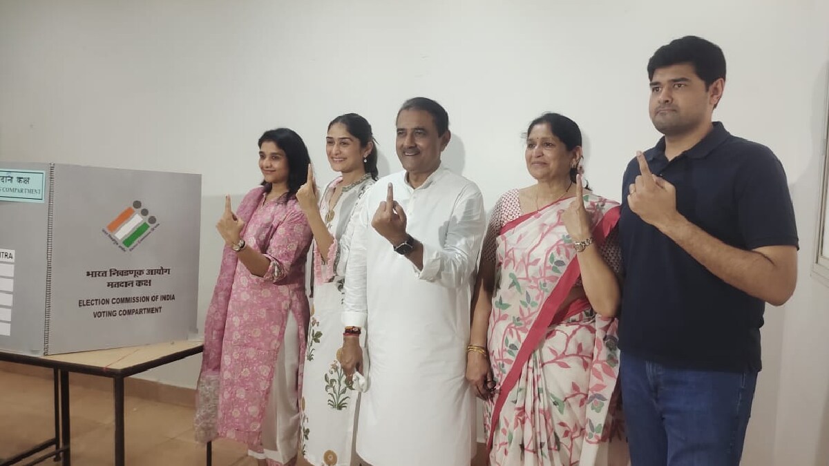 gondia lok sabha constituency, NCP s Praful Patel, Praful Patel Family Cast Votes, Gondia , Gondia Polling Station Disorder, gondia polling news, polling day, polling news, lok sabha 2024, election 2024, gondia news,