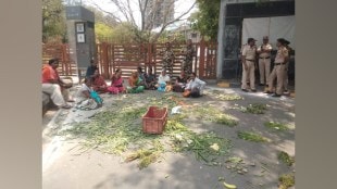 Vendors throw vegetables, Protest against nmc, Nashik Municipal Corporation, Demand Space for Business, nashik news, vendors protest news, marathi news, protest in nashik,