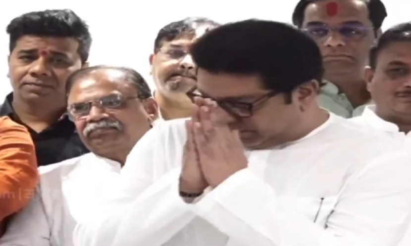 raj thackeray folded hands