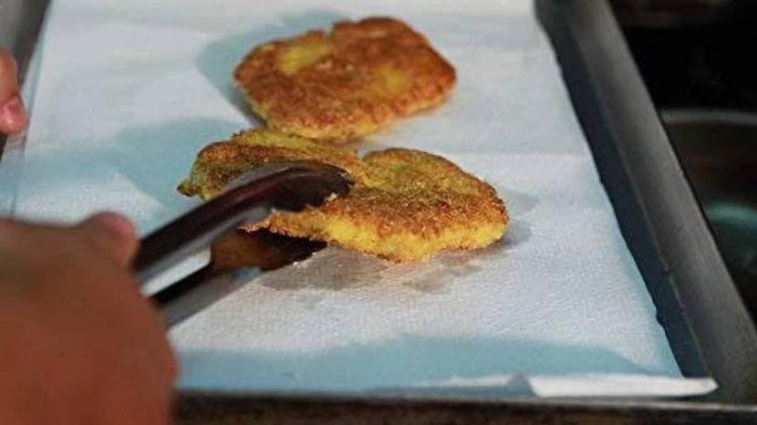 Use Tissue Paper To Soak Excess Oil From Fried Foods You Are Apparently Doing It All Wrong