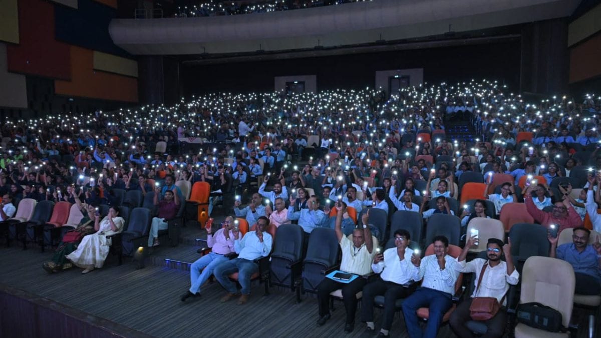 youth gave a positive response to Dr Vipin Itankar by raising the mobile phone torch