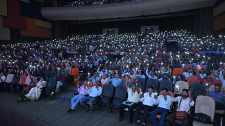 youth gave a positive response to Dr Vipin Itankar by raising the mobile phone torch