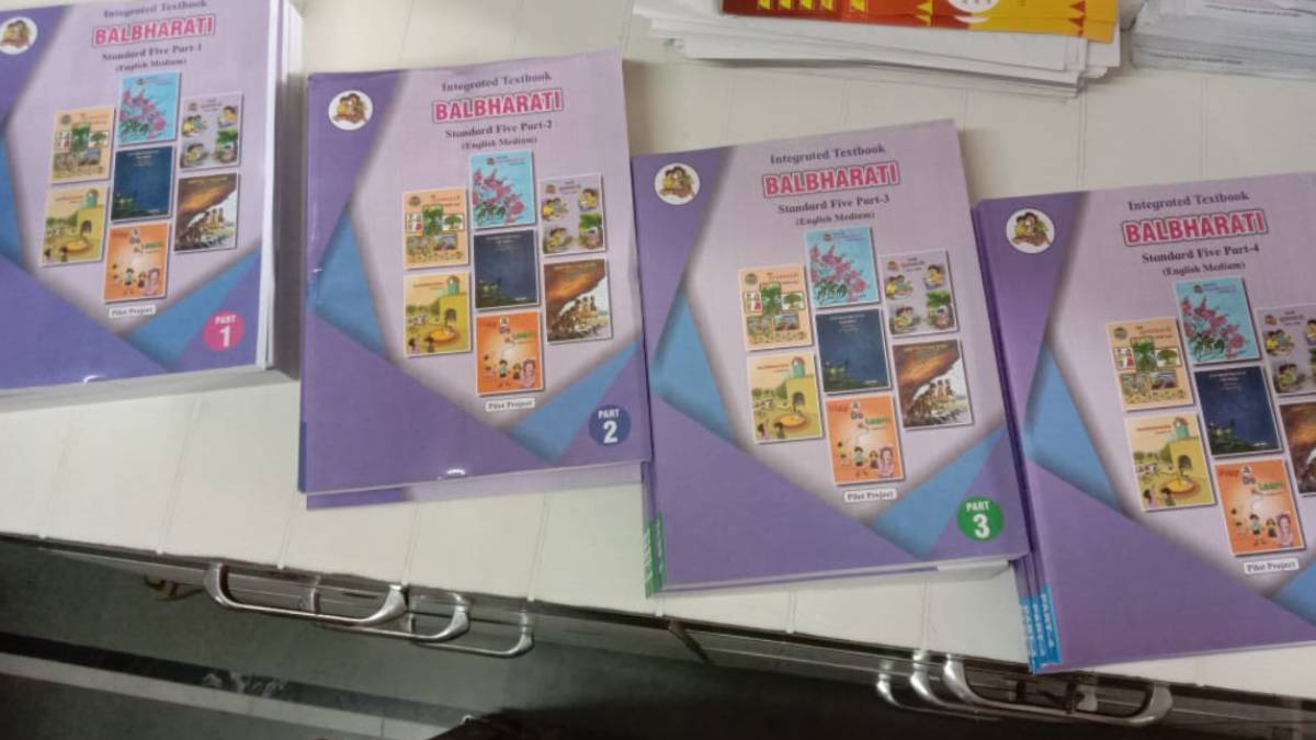 Why are curriculum change rumors becoming a problem for textbook booksellers?