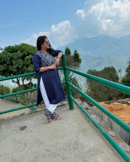 दरम्यान, चेतना भटच्या पतीचं नाव मंदार चोळकर आहे; जे मराठी, हिंदी मनोरंजनसृष्टीतील प्रसिद्ध गीतकार आहेत.