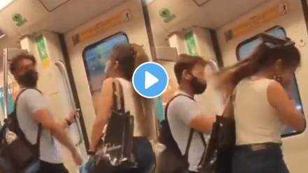 Couple travelling in delhi metro dirty fight slap each other