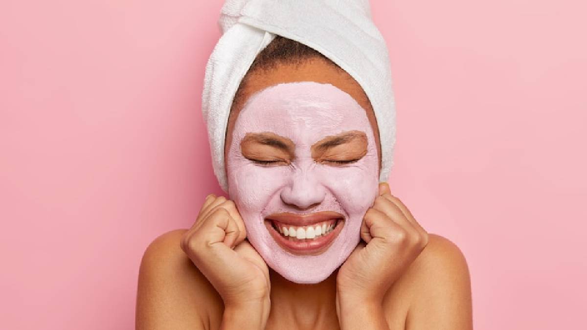 Skincare आठवड्यातून कितीवेळा चेहऱ्यावर स्क्रब करावे? माहिती असणं