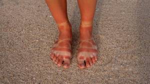 चपला बूट घातल्याने पायांवर काळे-पांढरे पट्टे उमटलेत? ‘हे’ घरगुती उपाय ट्राय करा, पायाची त्वचा होईल छान