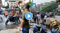 नव्या कोऱ्या बाईकला आग; तरुण गाडी बाजूला करायला गेला अन् २ सेकंदात झाला स्फोट, थरारक VIDEO व्हायरल