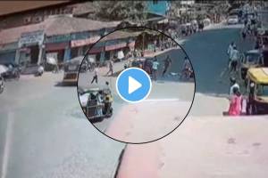 Live accident chiplun bike and auto dangerous accident captured in cctv two injured video