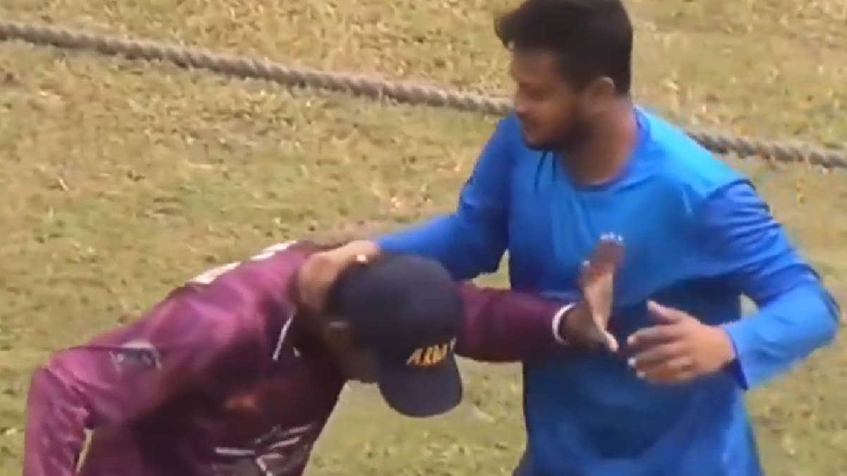 शाकिब अल हसनने सेल्फीची मागणी करणाऱ्या चाहत्याची पकडली मान; Video व्हायरल