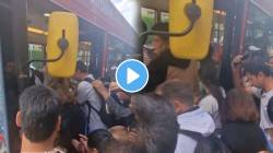 अय्या, हे कसलं लंडन; बसमध्ये चढताना नागरिकांचा बेशिस्तपणा; VIDEO पाहून युजर्स म्हणाले, “इथे पण मुंबईसारखी गर्दी”