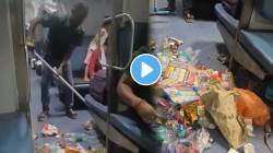 रेल्वेगाडीच्या डब्याची झाली कचरापेटी; सफाई कर्मचाऱ्याचा ‘तो’ VIDEO पाहून वाटेल चिंता, म्हणाल, ‘कचराकुंडी वापरा…’