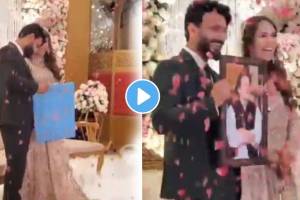 Pakistani groom gives his bride a photo of former Prime Minister