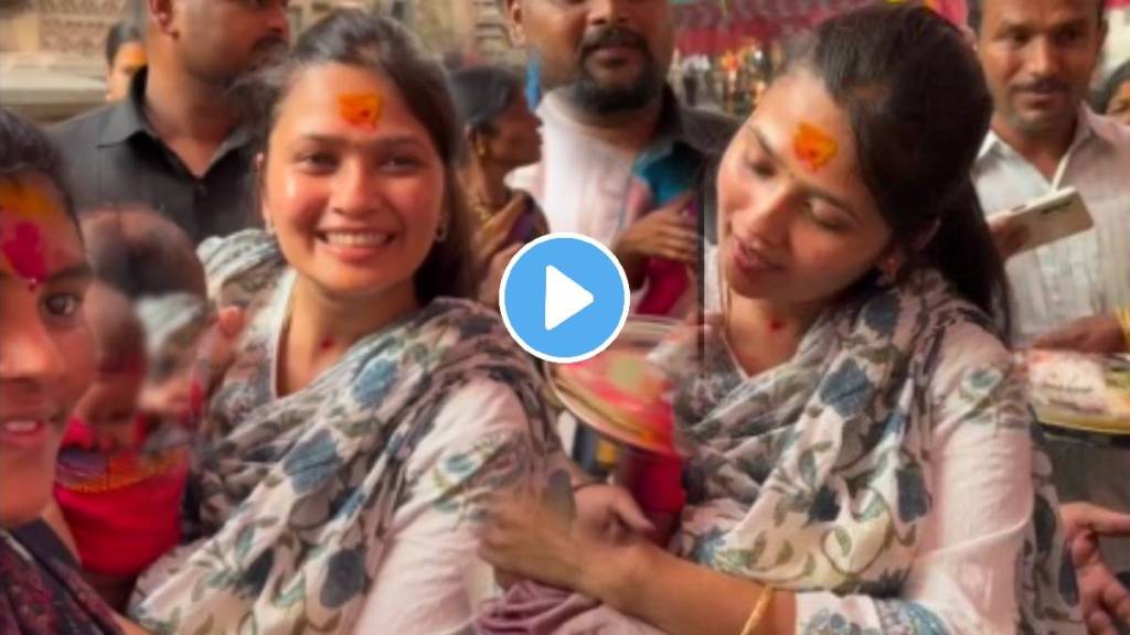 Gautami patil viral video Woman busy in taking selfie with gautami
