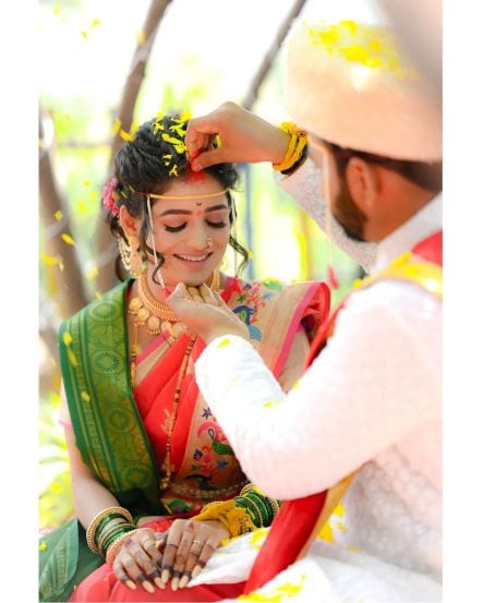 लग्नाच्या विधीसाठी अभिनेत्रीने लाल रंगाची नऊवारी नेसली होती. ज्यावर तिने गुलाबी रंगाचं ब्लाउज घातलं होतं आणि हिरव्या रंगाची शाल घेतली होती.