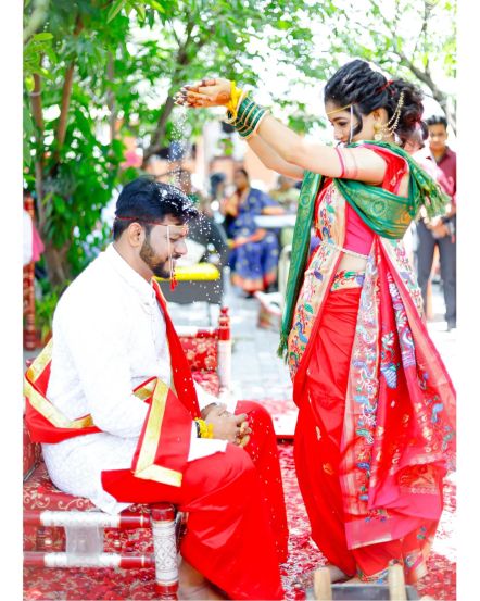 अभिनेता उमेश कामत, पुष्कर श्रोत्री आणि स्पृहा जोशी अभिनीत ‘अ पेईंग घोस्ट’ चित्रपटाच्या निर्मातीची धुरा जयंतने सांभाळली होती.