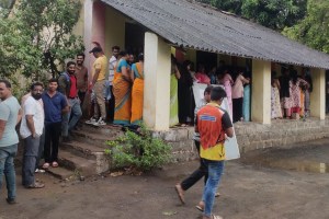 panvel voters marathi news, queues of voters at polling station marathi news