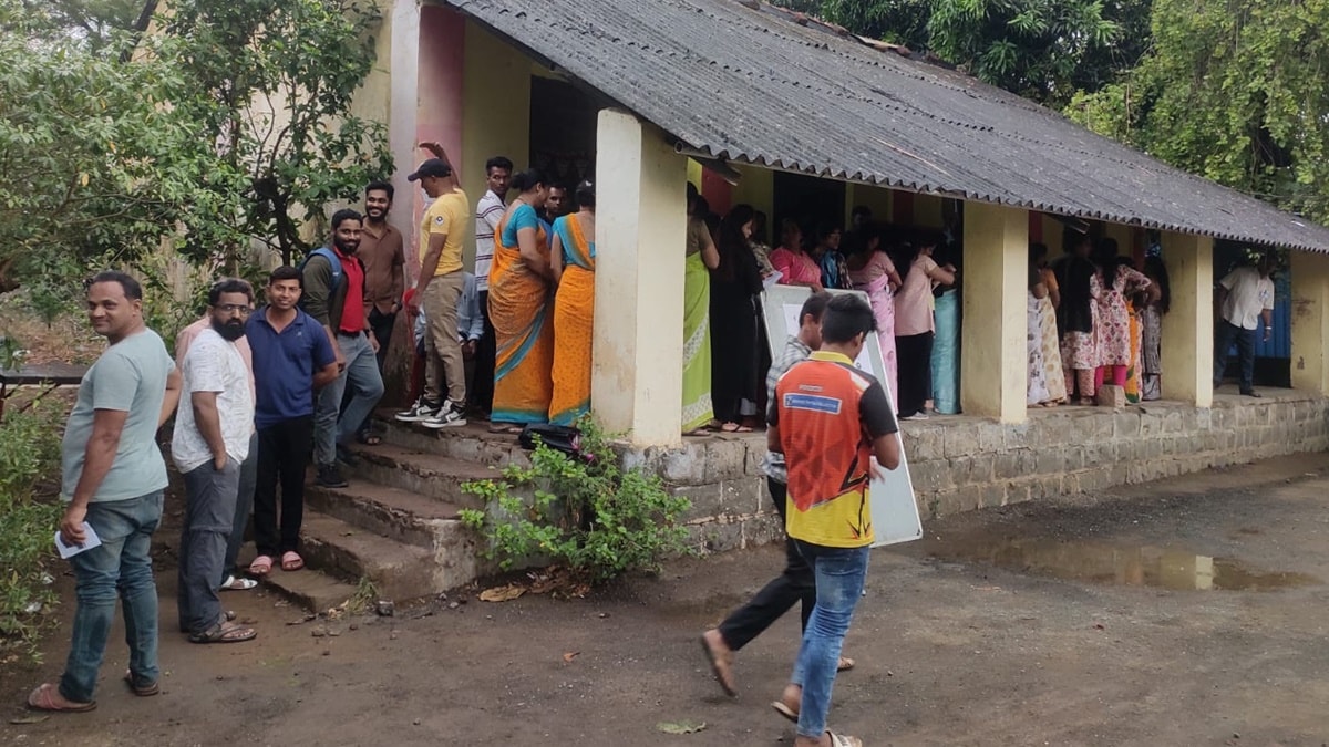 panvel voters marathi news, queues of voters at polling station marathi news