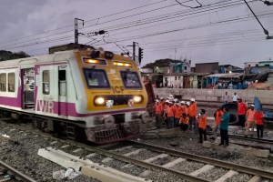 palghar train derailed marathi news