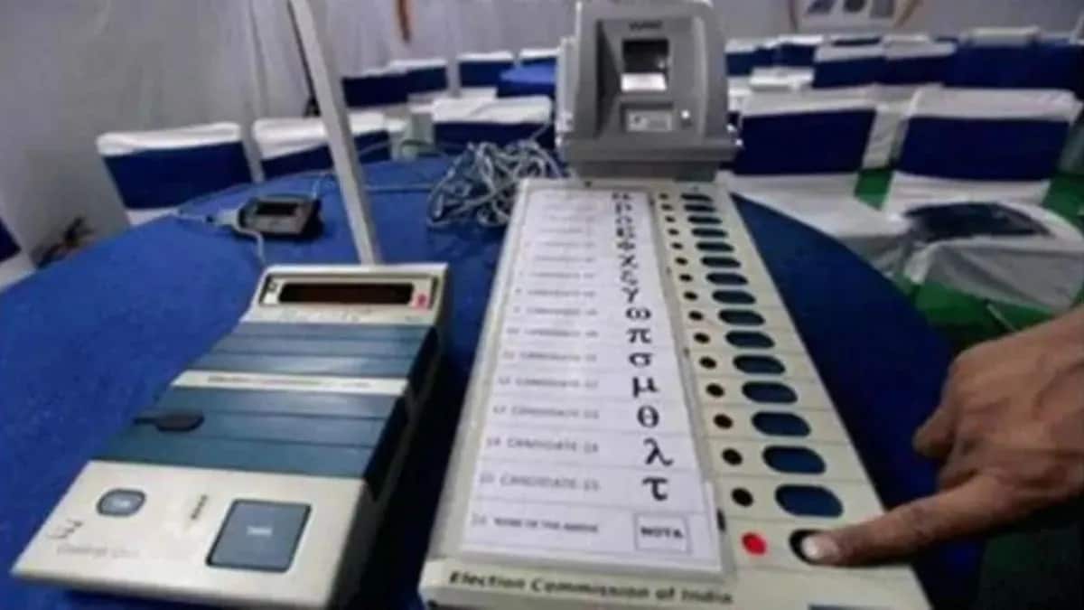 Voting machines defective at Jadhav Vidyalaya and Nilgavan Primary School in Malegaon Outer Constituency