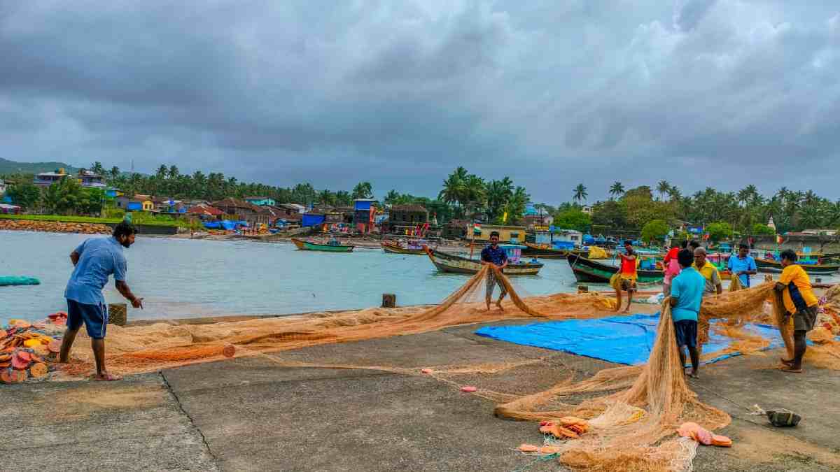 Deep Sea Fishing Ban, Konkan Coast, 1 june to 31 july, Fishing Ban on Konkan Coast, Legal Action, Violators, ratnagiri, raigad, konkan, chiplun, alibag, fishing, marathi news,