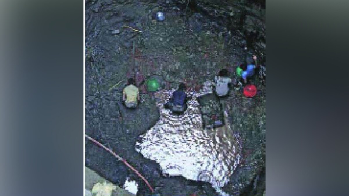 Deliberately ignoring the uncontrolled extraction of ground water and its use by the leaders of the state