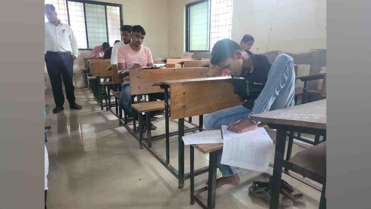 Suraj Mujawar, handicappe Suraj Mujawar, Suraj Mujawar Writes Exams with Feet, yashwantrao chachan maharashtra open university, ycm, insipirng story,