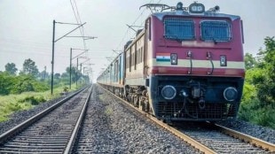 Due to malfunction in the signal system between Asangaon and Gaon station the train service was stopped for four and a half hours