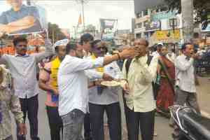 arvind Kejriwal, kolhapur, Supreme Court Grants Interim Bail to arvind Kejriwal, AAP Supporters distributed sugar in Kolhapur, AAP Supporters Celebrate in Kolhapur, kolhapur news, aap news, Arvind Kejriwal news, marathi news,