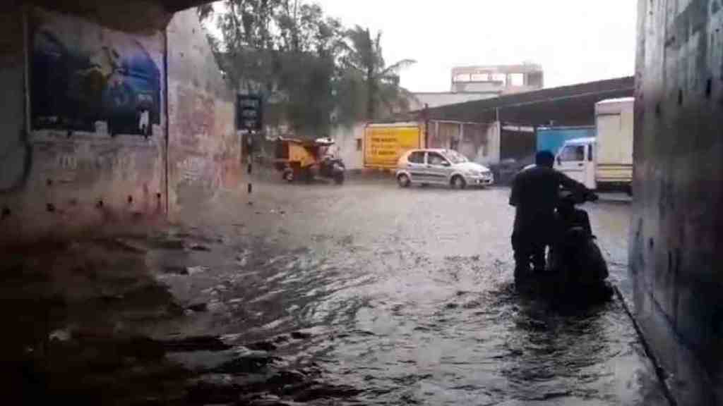 Heavy Rainfall, Heavy Rainfall Hits Kolhapur, Waterlogging in Kolhapur, Traffic Disruptions, Traffic Disruptions in Kolhapur, Traffic Disruptions on National Highway, Kolhapur news, unseasonal rain, unseasonal rain Kolhapur,