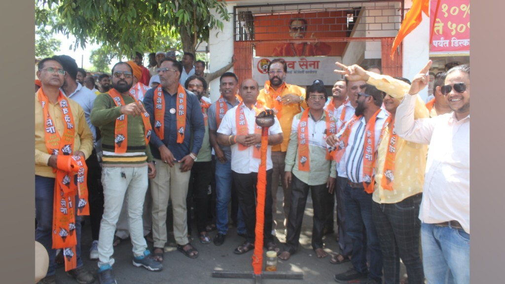 nashik, nashik lok sabha seat, uddhav Thackeray Shiv Sena Supporters, ubt shiv sena supportes Protest Against Hemant Godse rally, Hemant Godse, Hemant Godse Hemant Godse s Nomination Filing Rally, nomination