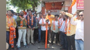 nashik, nashik lok sabha seat, uddhav Thackeray Shiv Sena Supporters, ubt shiv sena supportes Protest Against Hemant Godse rally, Hemant Godse, Hemant Godse Hemant Godse s Nomination Filing Rally, nomination