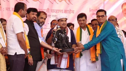 Nitin Gadkari, Nitin Gadkari Defies Health Concerns, Nitin Gadkari Continues Campaigning, nitin gadkari ignores dr suggestion, nitin gadkari health, nitin Gadkari news, nitin Gadkari campaign, nitin Gadkari public meeting, lok sabha 2024, election 2024, marathi news, bjp
