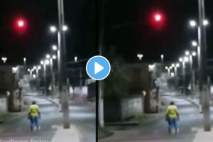a man do something crazy on traffic signal by watching video you can not control laughing