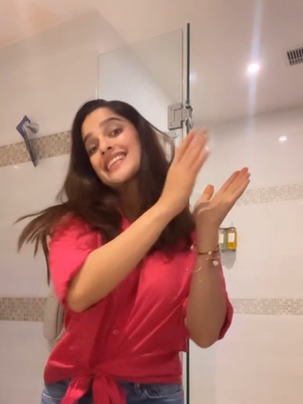 priya-bapat-bathroom-dance-video (1)